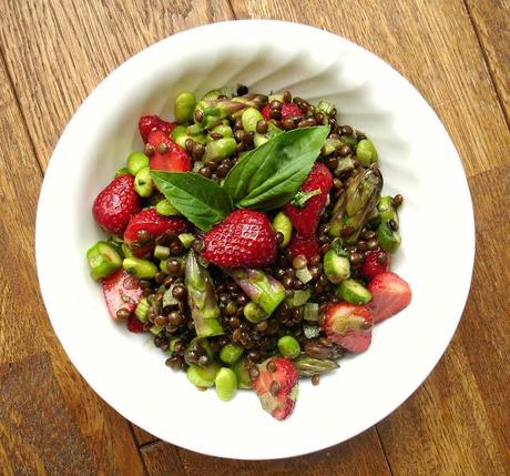 Salade de lentille du Puy, asperge, rhubarbe & fraise arrosée d'une vinaigrette à l'érable