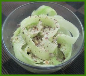 Tagliatelles de concombres et éclats de noisettes