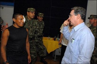 En 2008, le président colombien Alvaro Uribe  parle à l'ancien membre des FARC surnommé 
