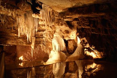 En complicité avec un cadre scénique somptueux, le Trio d'en bas dans les grottes de Lacave