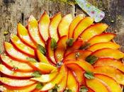 Pêches, nectarines abricots fruits couleur soleil petite tarte pistache