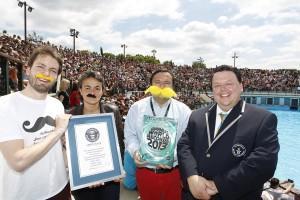 Faux moustachus au Parc Astérix, un événement qui réunit plus de 1654 personnes et fait le buzz