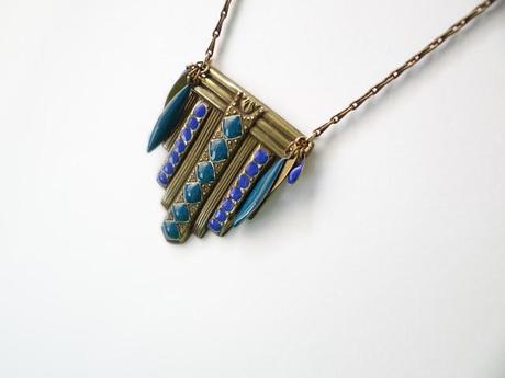 Soldes. Bijou ethnique ou art déco.