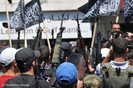 Des armes et des drapeaux! Photo (C) Ibrahim Chalhoub