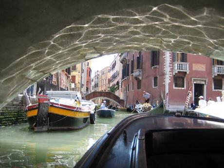 Dans la barque bleue