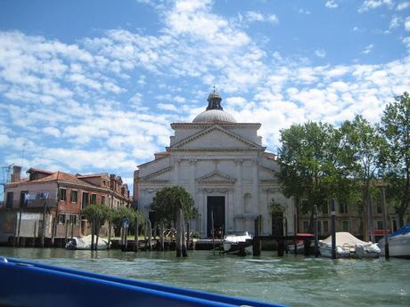 Dans la barque bleue