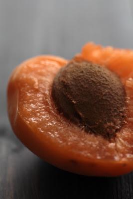 Marillenknödel , spécialité autrichienne : quenelle d'abricot croute croustillante de chapelure sucrée aux pistaches