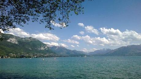 Sieste sur les bords du lac d’Annecy