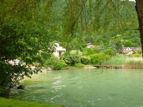 Sieste sur les bords du lac d’Annecy