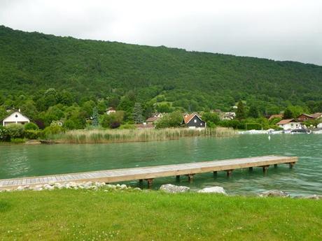Sieste sur les bords du lac d’Annecy
