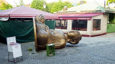 Le Bouddha renversé du Viktualienmarkt crée la polémique