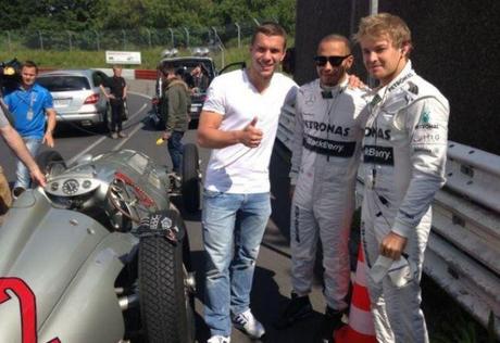 Rosberg et Podolski à fond la caisse!