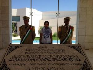 Mounia Benaili se recueille sur la tombe de Yasser Arafat