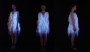 Des robes interactives en organza et fils électriques photoluminescents