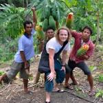 Dans le jardin de Saiful avec Saiful, Is et Epo (Katupat, îles Togian, Sulawesi Centre, Indonésie)