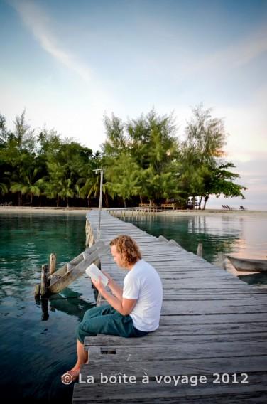 Jean-François en monde lâcher prise, sur le ponton de Fadhila Cottages (Tomken, îles Togian, Sulawesi Centre, Indonésie)