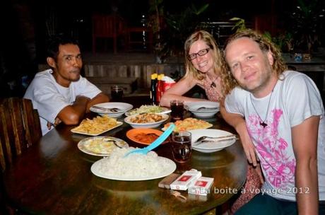 Dégustant l'un des délicieux repas de Fadhila Cottages avec Saiful, le manager (Tomken, îles Togian, Sulawesi Centre, Indonésie)
