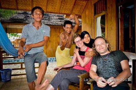 Sur la terrasse de notre bungalow avec Epo, Fikar et Nifa (Tomken, îles Togian, Sulawesi Centre, Indonésie)