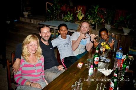 Is au centre et Fikar à droite, en compagnie de Daniela et Gregor, l'adorable couple autrichien qui séjournait à Fadhila à notre arrivée (Tomken, îles Togian, Sulawesi Centre, Indonésie)