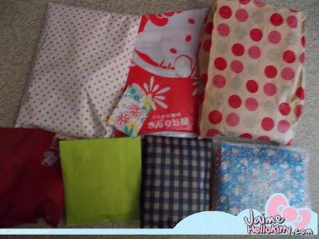 Colis du Japon pour mon anniversaire http://www.jaimehellokitty.com/images/ARTICLES20/colisdujaponhellokittypaquets.jpg