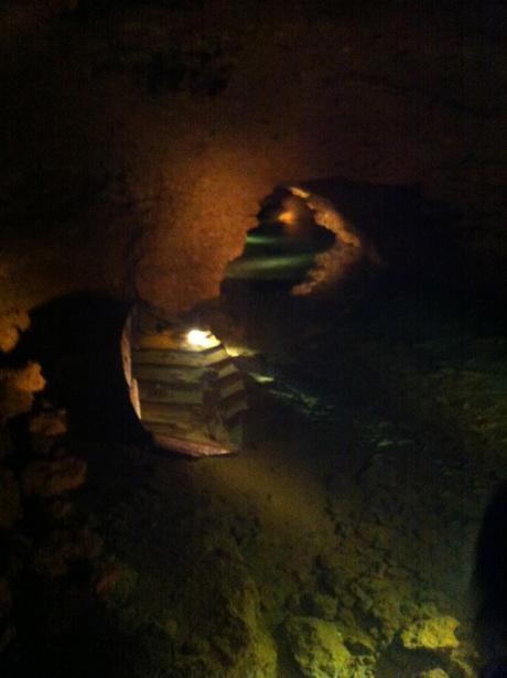 La grotte de la Balme et le village de Pérouges