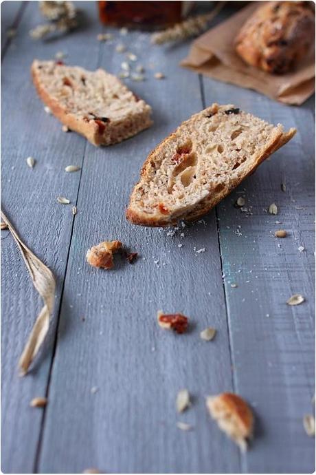 Petites baguettes aux tomates confites, olives et parmesan