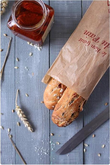 Petites baguettes aux tomates confites, olives et parmesan