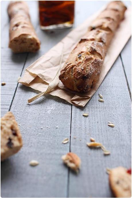Petites baguettes aux tomates confites, olives et parmesan