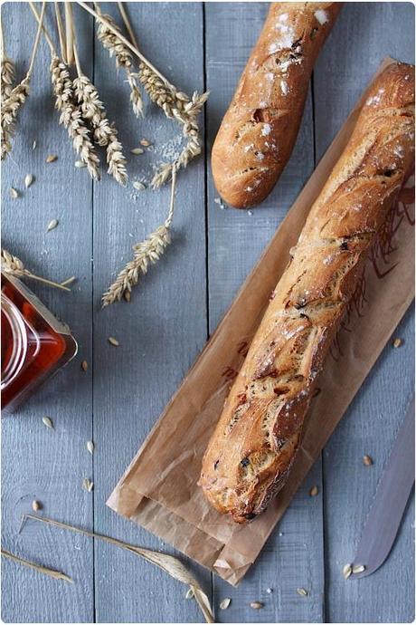 Petites baguettes aux tomates confites, olives et parmesan