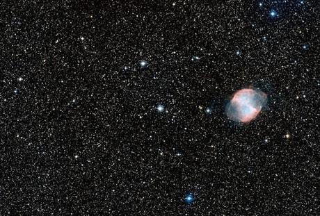 L'étoile HD 189733 est visible au centre, non loin de M 27