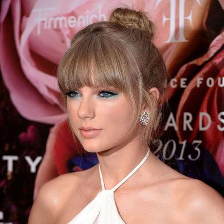 Taylor Swift Is Officially Going Through a Blue-Green Eyeliner Eye Makeup Phase: Girls in the Beauty Department: glamour.com
