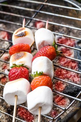 Brochette de fraises et Chamallows au barbecue - À Lire