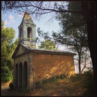 Une chapelle là bas, tout en haut...