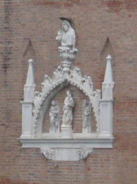 L'arc de l'ex-couvent delle Vergini