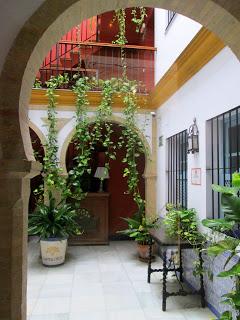 Un coup d'oeil dans l'entrée d'une maison sévillane