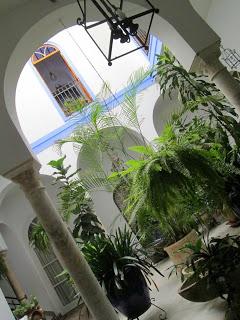 Un coup d'oeil dans l'entrée d'une maison sévillane