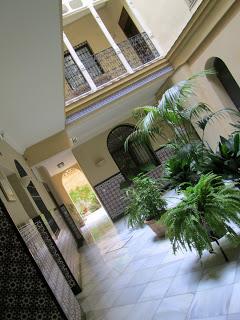 Un coup d'oeil dans l'entrée d'une maison sévillane