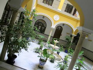 Un coup d'oeil dans l'entrée d'une maison sévillane