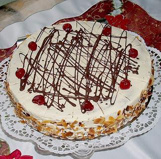 Gâteau au chocolat blac avec des fraises.