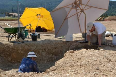 Archéologues dégageant la tombe épipaléolithique (11.000 à 11.500 avant notre ère) découverte sur la fouille de la ZAC des Vigneaux, Cuges-les-Pins.