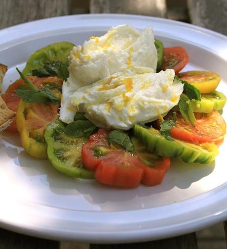 Salade de tomates multicolores à la mozzarella  à la menthe et au citron , sur une idée  de Donna Hay