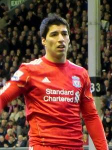 Luis Suarez s'entretient constamment avec Brendan Rodgers.