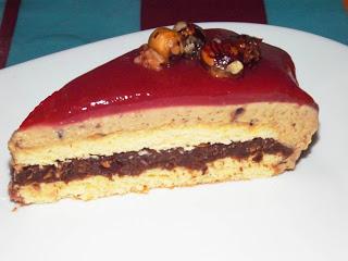 Entremet chocolat praliné croustillant et fruits rouges