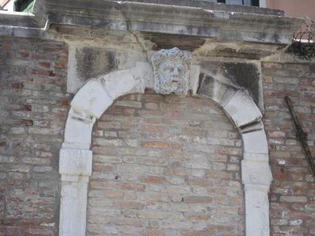 Dans la barque bleue