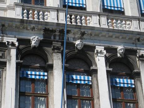 Dans la barque bleue