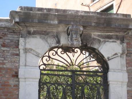 Dans la barque bleue