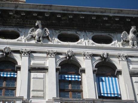 Dans la barque bleue