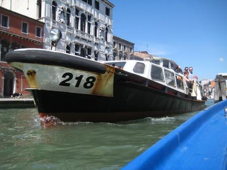 Dans la barque bleue