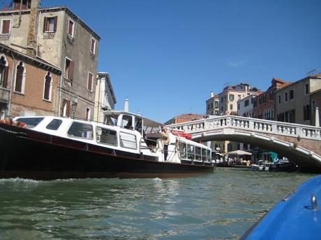 Dans la barque bleue