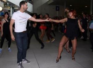 Emmanuel Moire et Fauve Hautot mettent l'ambiance à l'aéroport Roissy-Charles de Gaulle